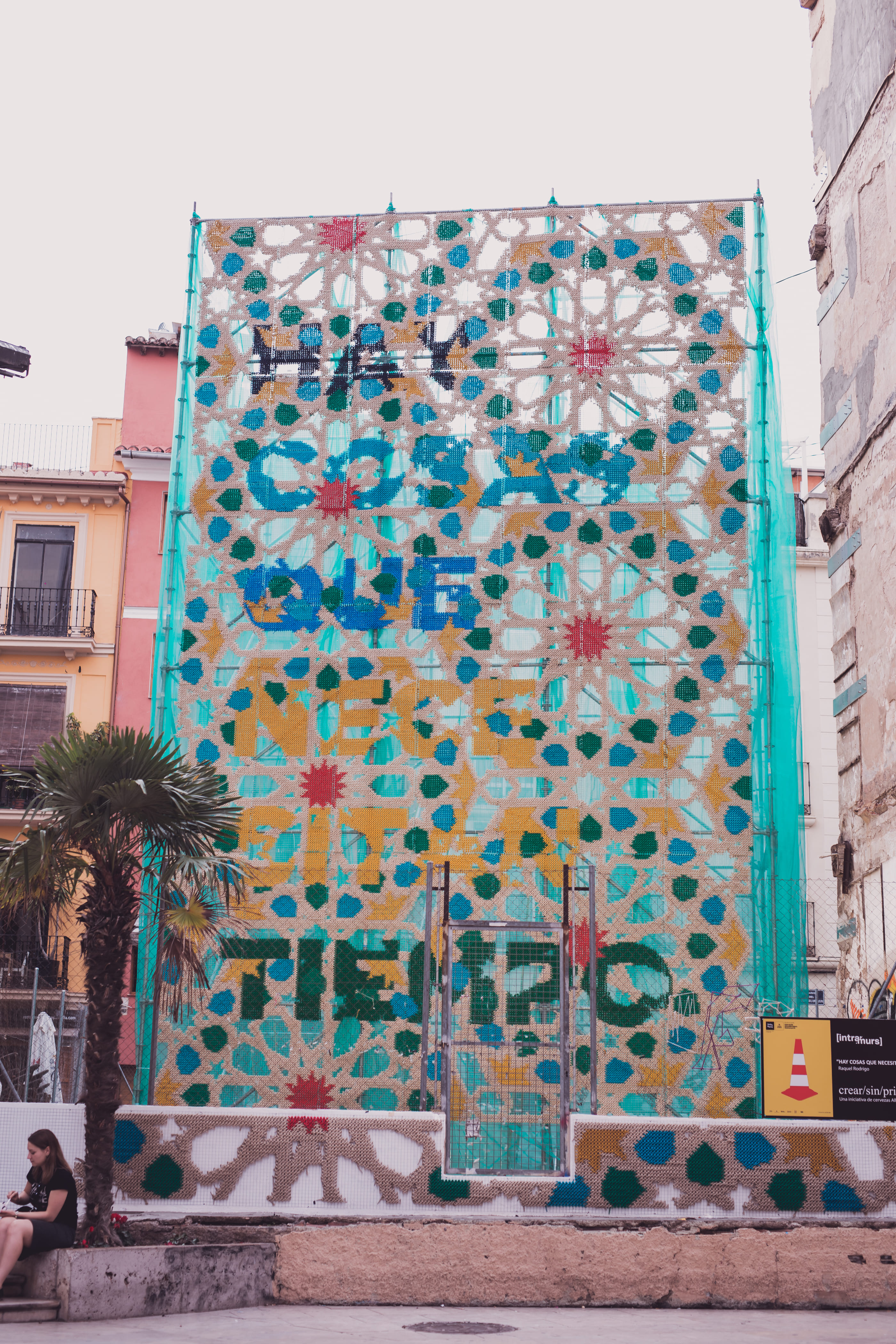 Crear sin prisa — full building-scale installation Valencia