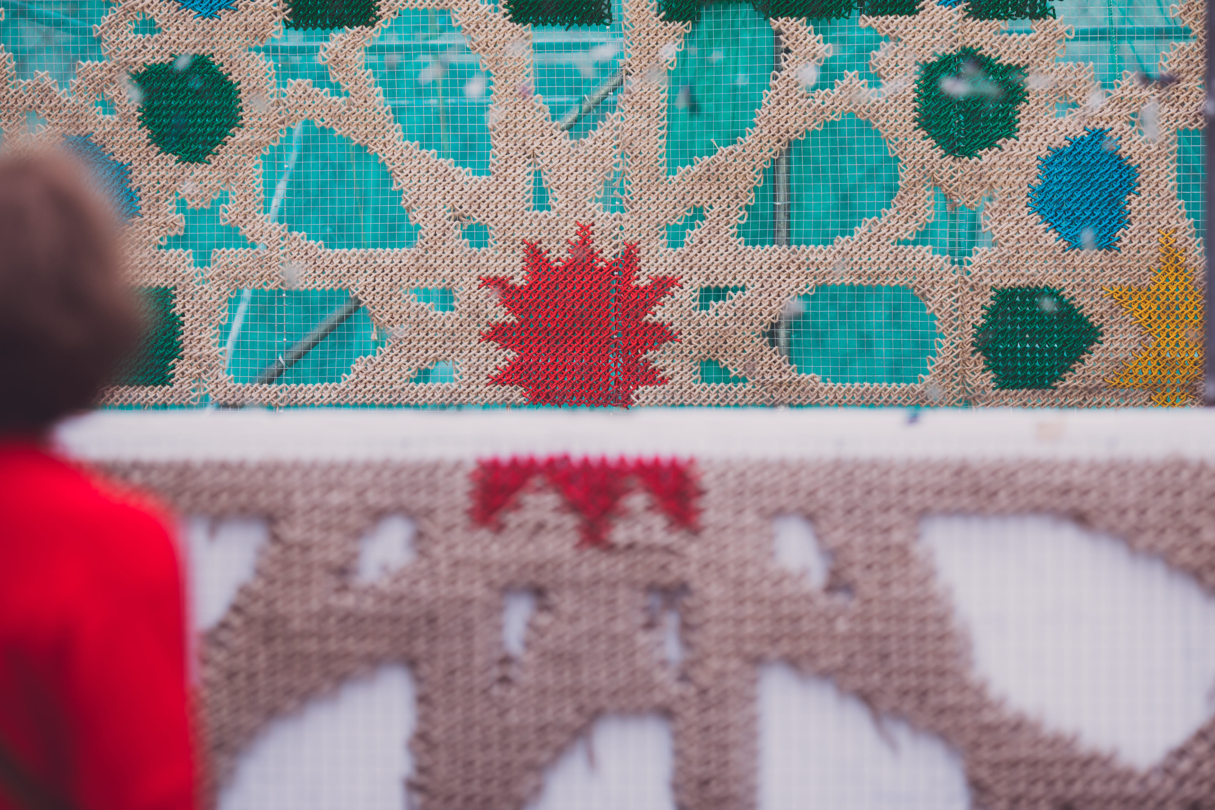 Crear sin prisa — visitor observing the embroidery up close