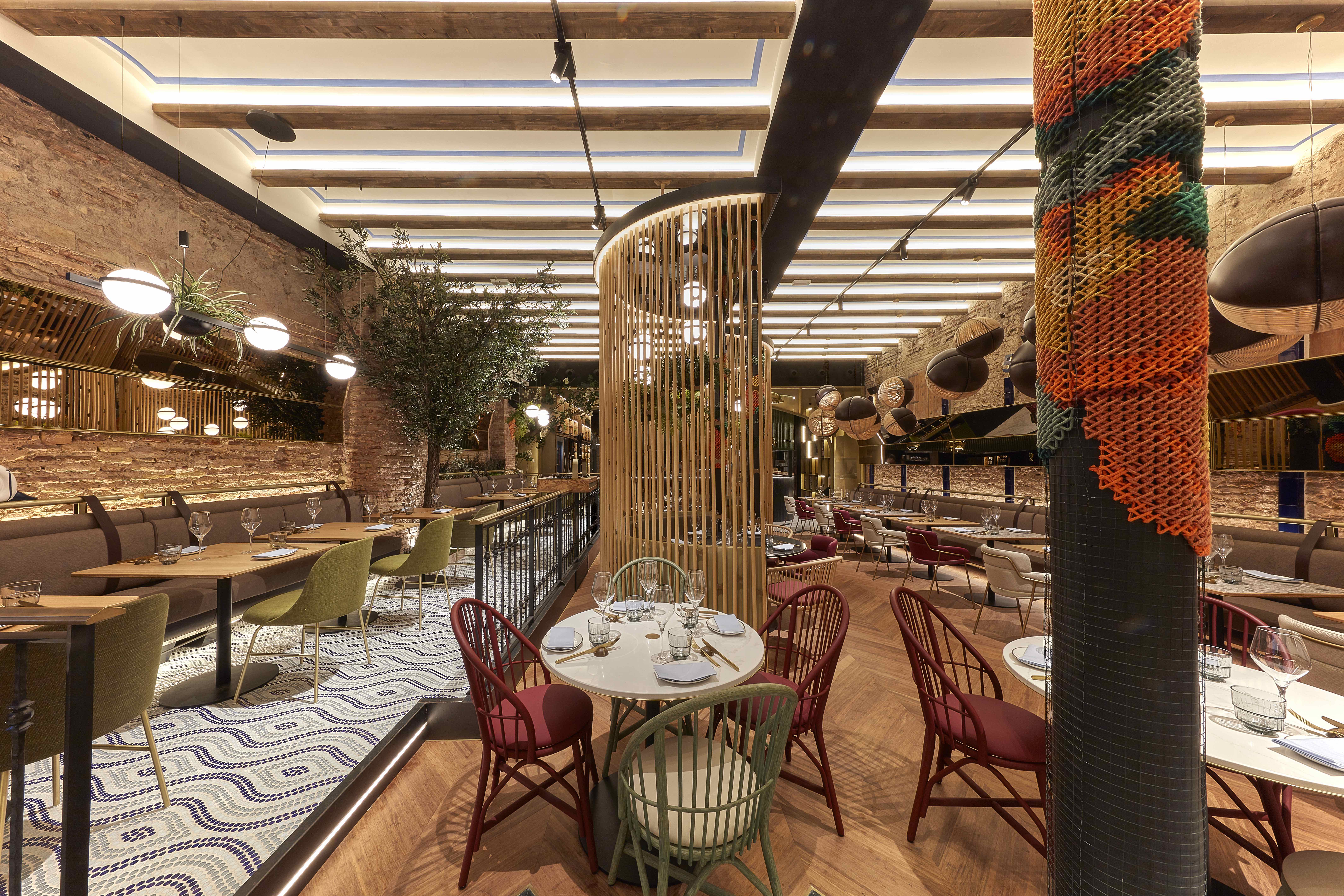 Vaqueta — show-cooking room with embroidered wrapped columns and full mural